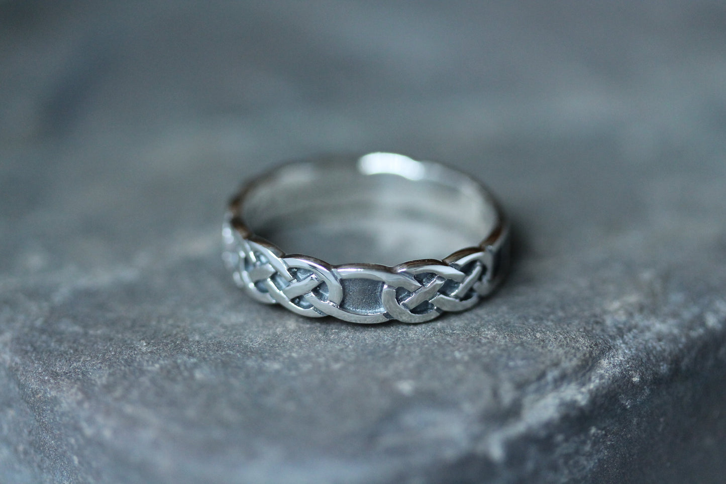 Celtic Knot Ring - Double Loop Closed Band